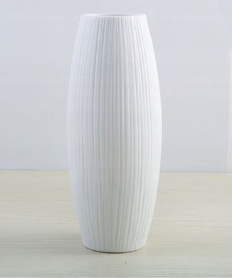 Высокая ваза из белого фарфора